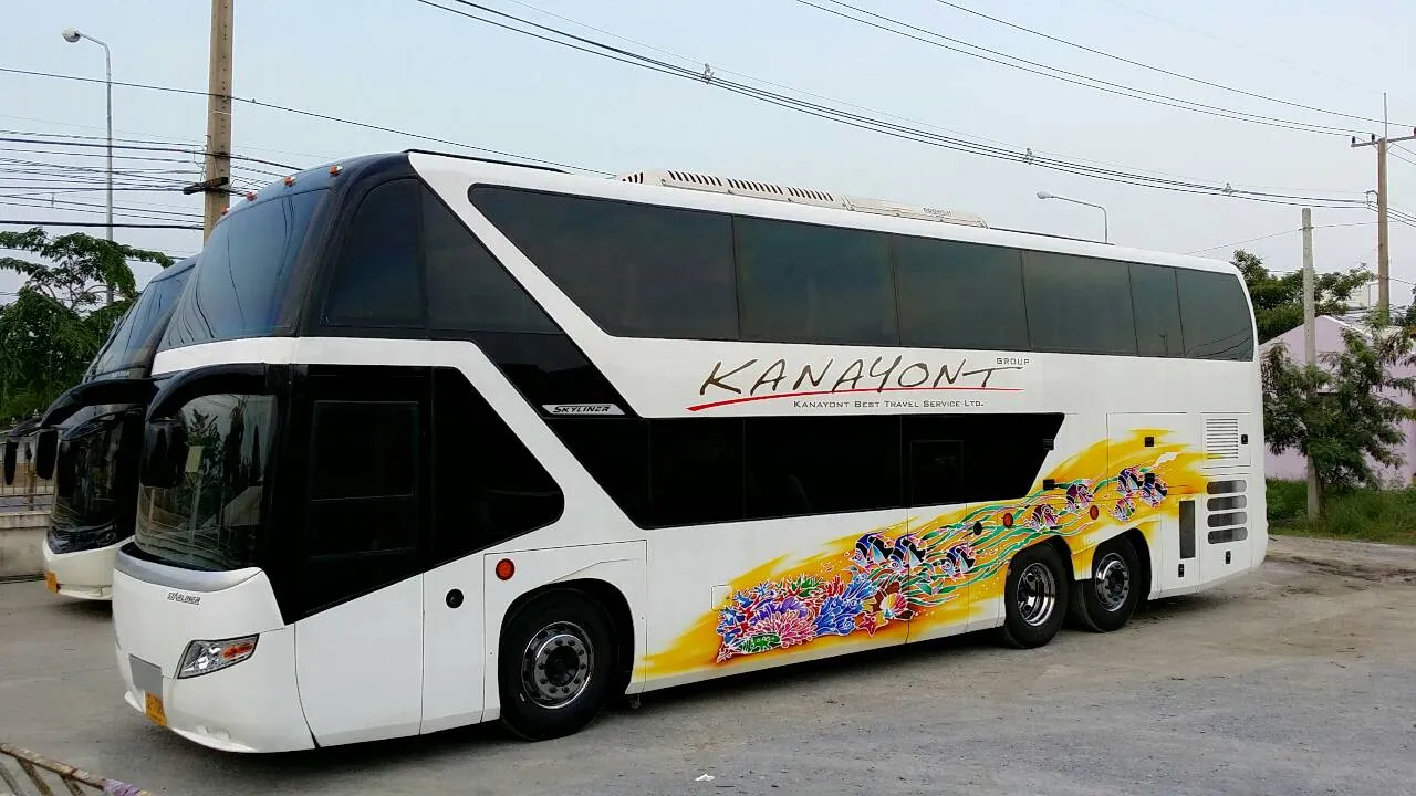 รถโค้ชสองชั้น Skyliner ตัวถังสีขาว มุมด้านหน้าเฉียง