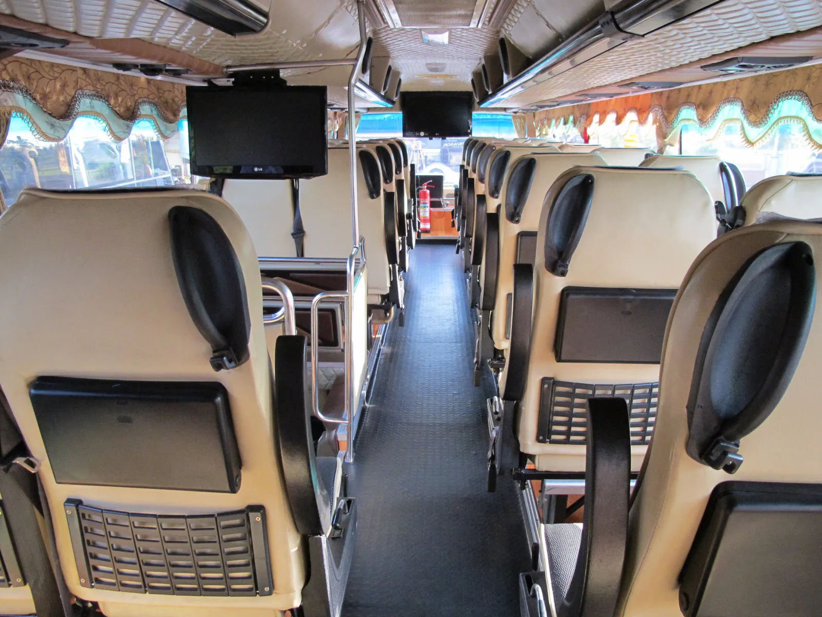 ทางเดินภายใน Skyliner มองไปด้านหน้า เห็นจอส่วนกลางเหนือทางเดิน