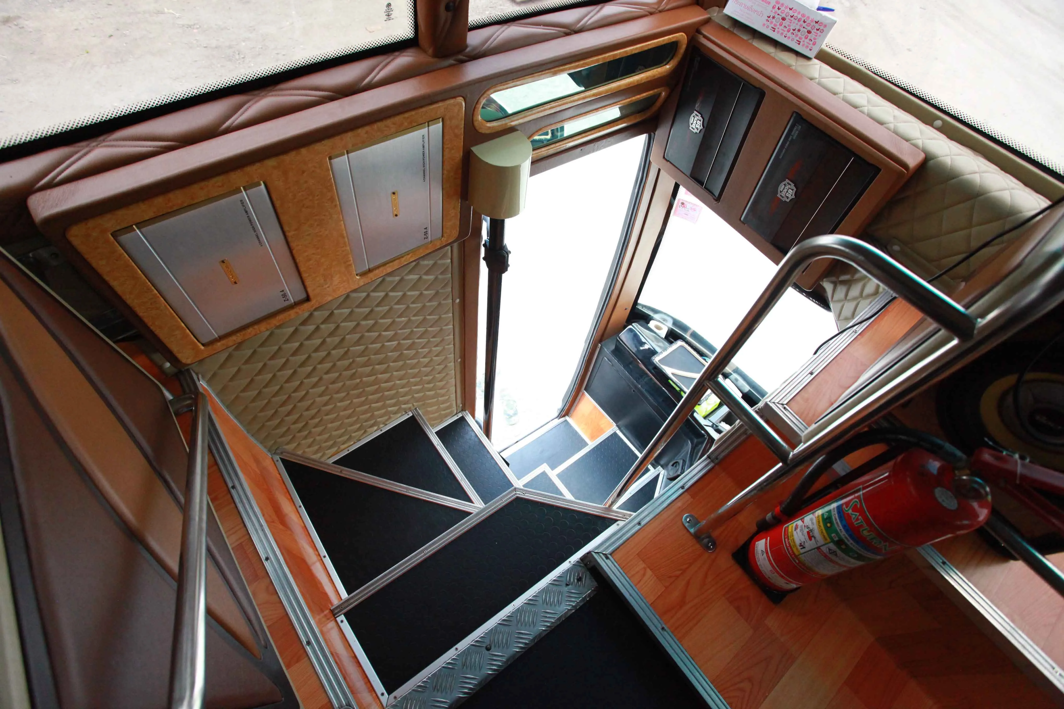 บันไดลงประตูทางออกของ Skyliner พร้อมถังดับเพลิงประจำจุด