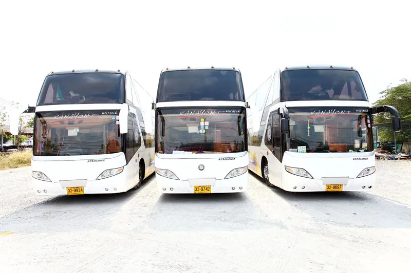 รถโค้ช Skyliner สามคันจอดเรียงกัน มุมด้านหน้าตรง