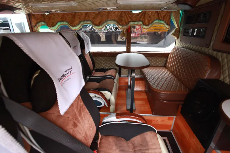ห้องโดยสารส่วนหน้าของ Skyliner เบาะพร้อมโต๊ะกลางและผนังบุนวม