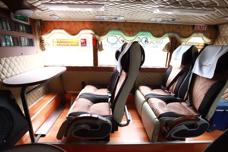 ภายในรถ Skyliner เบาะสีครีม พื้นไม้ และโต๊ะพับประจำที่นั่ง