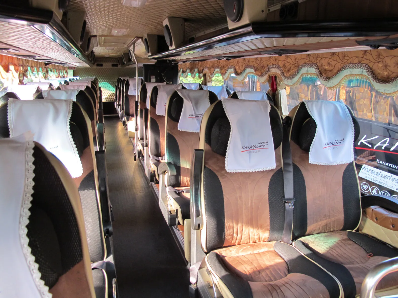 ทางเดินภายในรถ Skyliner เบาะเรียงสองฝั่งพร้อมผ้าคลุมพนักพิง